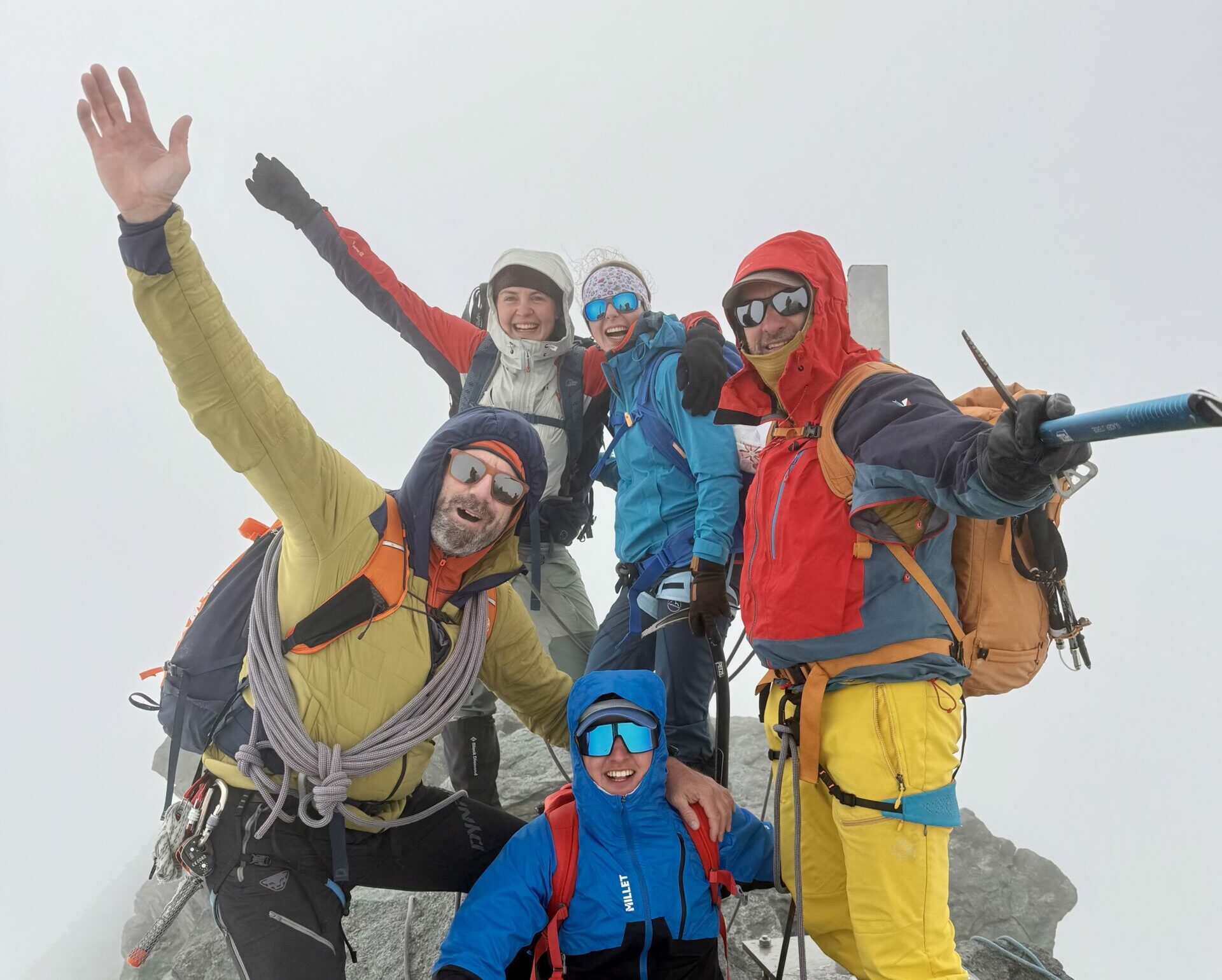 Strahlhorn 4190m, ab Britanniahütte, geführte Gruppentour mit zertifiziertem IVBV Bergführer.
