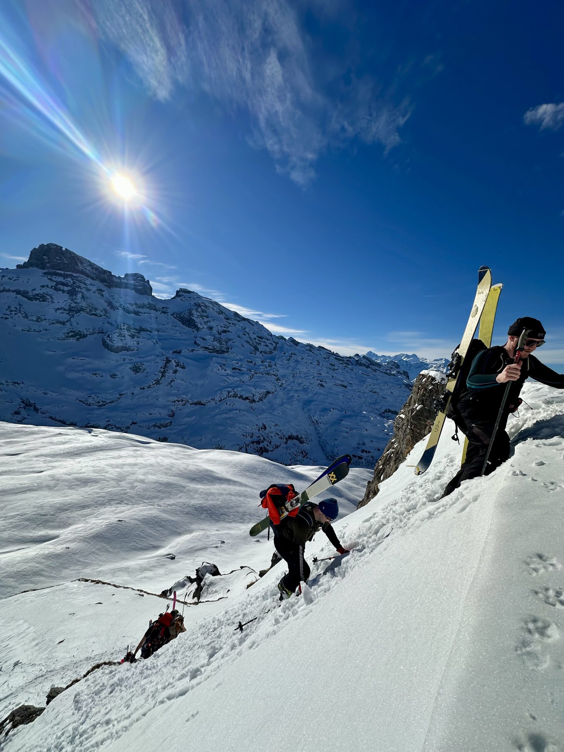 Basic Skitourenkurs mit zertifiziertem IVBV Bergführer, nach diesem Kurs kannst du selbstständig deine ersten einfachen Touren planen und durchführen.